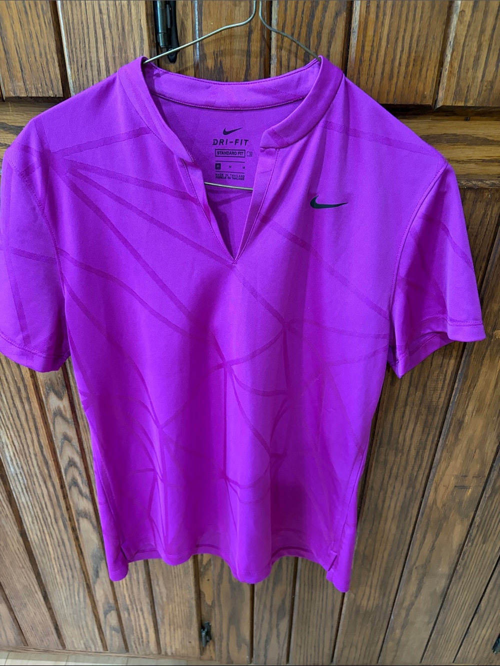 Nike women’s Short Sleeve golf shirt
Size Medium Standard Dri Fit